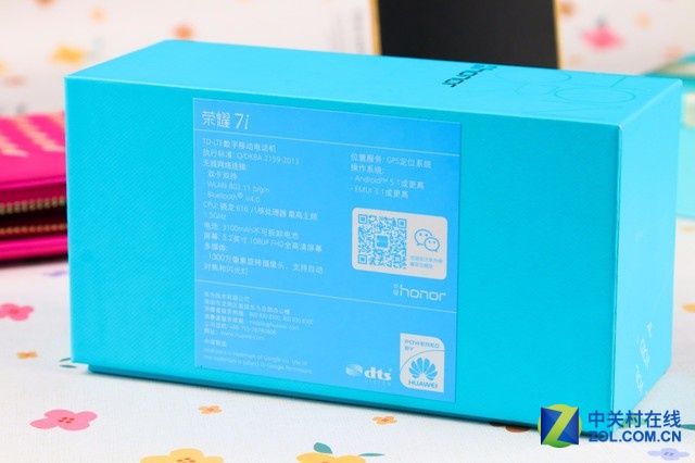 榮耀7i擁有1080P分辨率的5.2英寸屏幕,搭載高通驍龍616處理器,內(nèi)置3GB運行內(nèi)存和32GB本地存儲空間,使用可翻轉(zhuǎn)1300萬像素攝像頭,電池容量為3100mAh,側(cè)邊配有指紋識別傳感器。