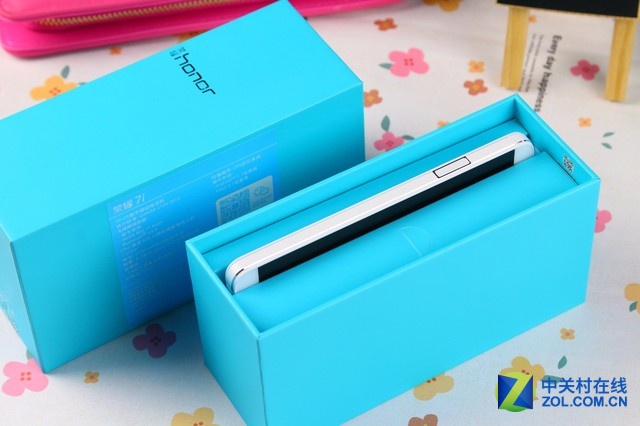 榮耀7i分別有全網(wǎng)通、雙4G/電信、移動三個版本,售價分別為1899元、1699元和1599元。