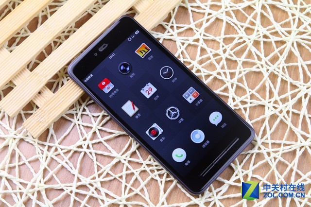 2015年12月29日錘子科技發布了備受期待的新機Smartisan T2,Smartisan T2的設計以體驗至上、極簡主義為導向,在之前T1的路線上更加注重均衡、舒適的手感。該機屏幕依然為4.95英寸1080p的屏幕,相比于之前驍龍801+2GB RAM的組合,Smartisan T2這次選擇了驍龍808+3GB RAM,但體驗依然追求極致順暢。Smartisan T2也搭載了最新的Smartisan OS2.5系統,這次更新共計新增功能接近60項,優化改進50多項。