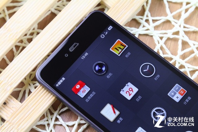 2015年12月29日錘子科技發布了備受期待的新機Smartisan T2,Smartisan T2的設計以體驗至上、極簡主義為導向,在之前T1的路線上更加注重均衡、舒適的手感。該機屏幕依然為4.95英寸1080p的屏幕,相比于之前驍龍801+2GB RAM的組合,Smartisan T2這次選擇了驍龍808+3GB RAM,但體驗依然追求極致順暢。Smartisan T2也搭載了最新的Smartisan OS2.5系統,這次更新共計新增功能接近60項,優化改進50多項。