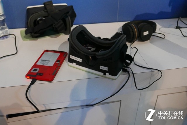 目前的工程原型機可以實現雙眼各1000x1000的虛擬顯示，實際戴上頭盔體驗，也確實能感受到不錯的沉浸式虛擬顯示效果。工作人員表示，隨著平臺的完善，未來將能夠支持更高分辨率。