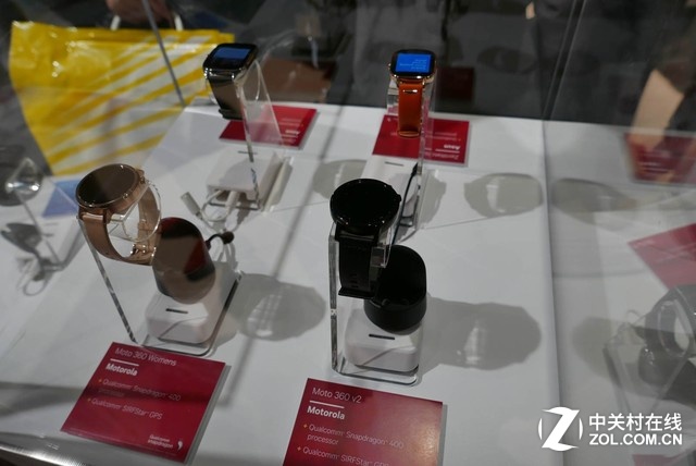 除了手機，很多用戶或許沒有注意到不少智能手表和<a href=/smart/chuandai/ target=_blank class=infotextkey>可穿戴設備</a>里面也有高通的技術。在展臺上我們看到了MOTO、LG等公司的智能手表，以及來自更多廠商的手環和可穿戴設備。他們大多使用了高通的低功耗處理器，但除此之外，高通還有定位芯片、藍牙芯片和網絡芯片在其中發揮作用。