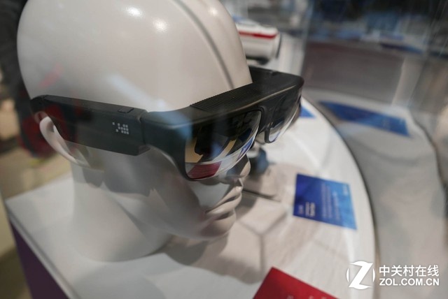 除了手機，很多用戶或許沒有注意到不少智能手表和可穿戴設備里面也有高通的技術。在展臺上我們看到了MOTO、LG等公司的智能手表，以及來自更多廠商的手環和可穿戴設備。他們大多使用了高通的低功耗處理器，但除此之外，高通還有定位芯片、藍牙芯片和網絡芯片在其中發揮作用。