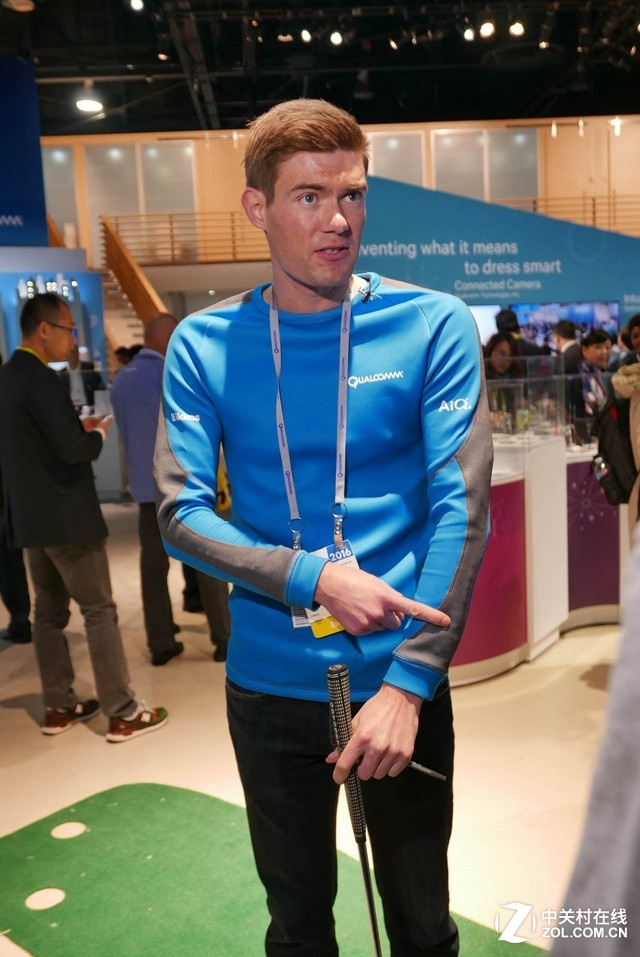 談到可穿戴設備，這件智能高爾夫上衣看起來更有吸引力。運動員穿上它之后，不但能監測心率等基礎信息，還能根據各關節處傳感器收集的身體姿態信息，獲得矯正動作或者優化擊打姿勢的幫助。