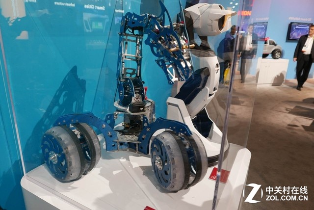 高通展臺上還有不少機器人產品。它們有的是復雜的行走式機器人,使用高通的處理器來實現智能,有的則是玩具,只需要簡單的藍牙連接就能實現有意思的應用。