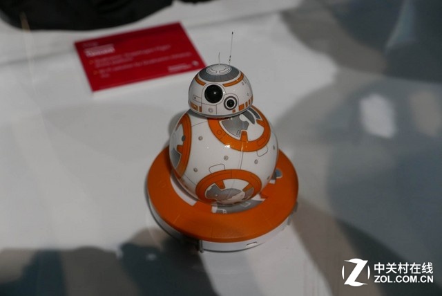 高通展臺上還有不少機器人產品。它們有的是復雜的行走式機器人,使用高通的處理器來實現智能,有的則是玩具,只需要簡單的藍牙連接就能實現有意思的應用。