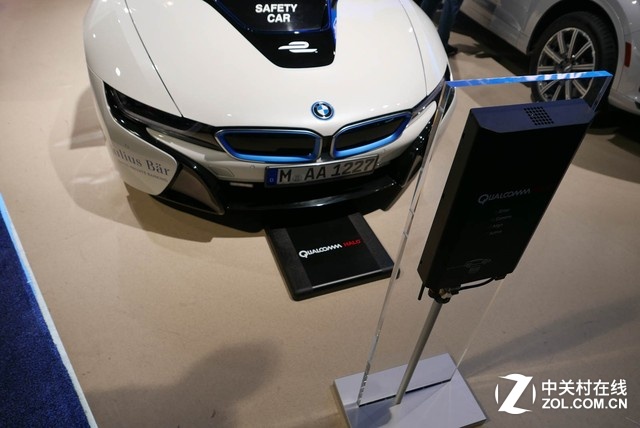 作為手機充電技術的“副產品”,高通其實還有汽車的無線充電技術。現場的寶馬i8可以通過地面的無線充電設備獲得更好的電動車駕駛體驗。