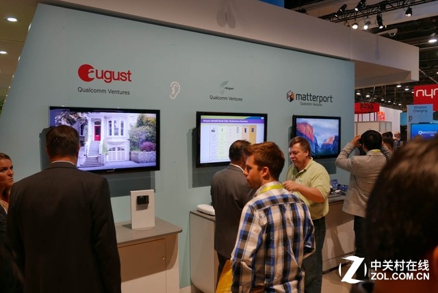 作為手機充電技術的“副產品”,高通其實還有汽車的無線充電技術。現場的寶馬i8可以通過地面的無線充電設備獲得更好的電動車駕駛體驗。