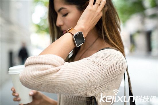 fitbit在CES上發布新產品:表帶表框都能換!