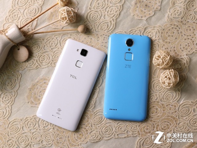 兩部手機背部都采用塑料材質(zhì)，中興的指紋模塊看似稍大一些還有個原因是因為，中興的指紋識別模塊還是個按鍵。可以按下哦。