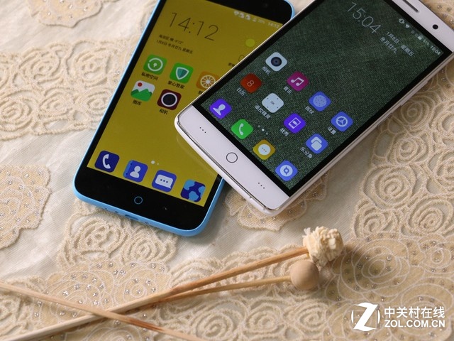 筆者似乎猜到，評論里又會有大量吐槽關(guān)于黑邊的問題。作為百元機，黑邊的現(xiàn)象無法避免。這兩部手機中TCL的屏占比稍大一點。