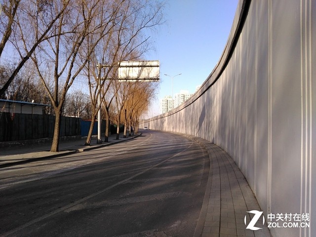 下午信步走在北京四環(huán)附近,馬路上的車(chē)流還不算多,據(jù)說(shuō)將要執(zhí)行單雙號(hào)限行了,沒(méi)有車(chē)的人影響不大。