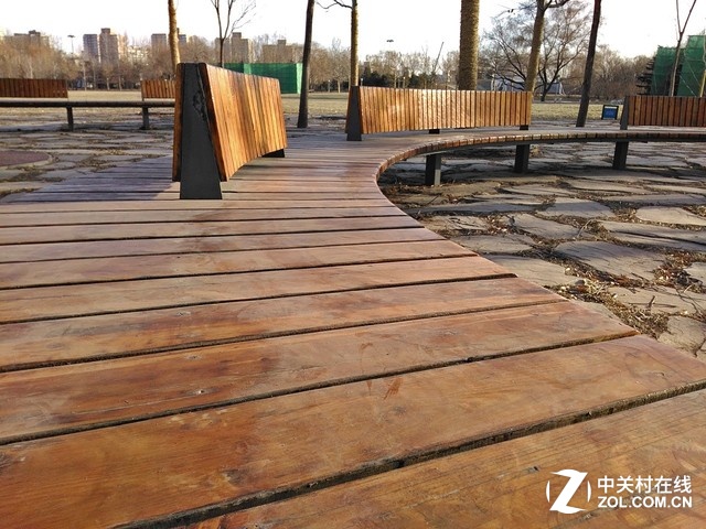 今天的室外溫度到了零下4、5度左右,公園里的長(zhǎng)椅上都沒(méi)有人歇息了。