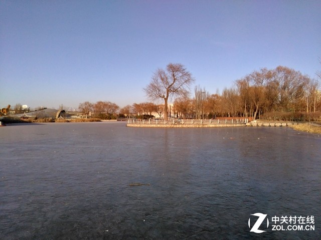 湖面結(jié)了厚厚的一層冰,在上面蹦蹦跳跳也不用擔(dān)心。