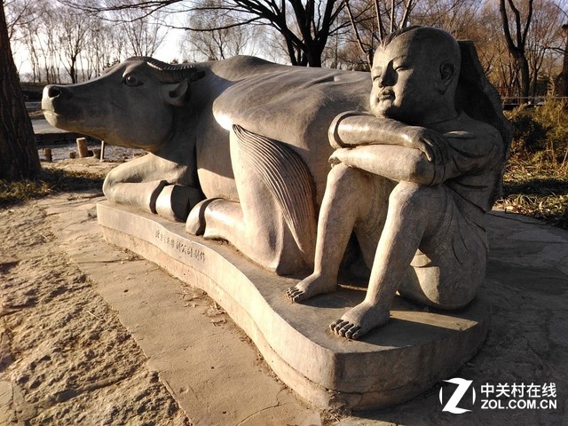 下午的暖陽照射在雕塑上，柔和的光線讓人感受到深冬的一絲暖意。