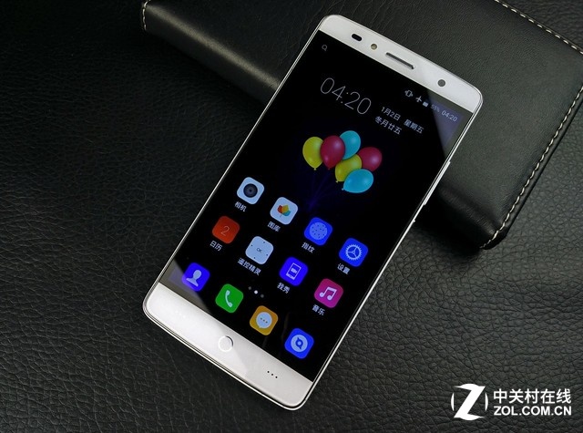 TCL樂玩2C白色版正面。