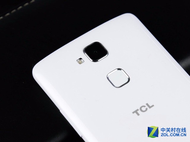 搭載了指紋識別的樂玩2C售價僅為699元。