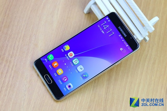 三星Galaxy A7 2016版搭載了5.5英寸1080P分辨率屏幕,采用Super AMOLED材質(zhì),機身表面為玻璃+金屬的材質(zhì),并配備了指紋識別功能。在硬件配置上采用的高通驍龍615八核64位處理器,配以3GB內(nèi)存,整機性能更上一個臺階,帶來震撼的視覺體驗。在拍照方面配備了1300萬像素主攝像頭和500萬像素主攝像頭,均采用F1.9大光圈,支持OIS光學(xué)防抖。