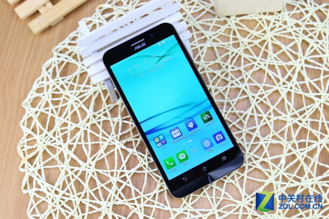 華碩電神5000外觀拉風(fēng),該機(jī)后殼采用皮革質(zhì)地,鑲嵌醒目金屬色澤邊框,觸感順滑細(xì)膩并且散發(fā)著豪華感。