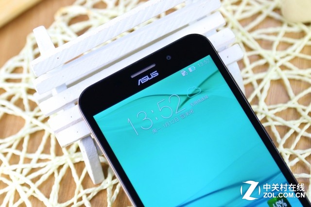 華碩電神5000正面采用一塊5.5英寸IPS顯示屏,分辨率為1280X720像素的HD級(jí)別。核心方面內(nèi)置一顆高通驍龍410(MSM8916)四核處理器,以及2GB RAM+16GB ROM的內(nèi)存組合,搭載基于Android 5.0內(nèi)核的華碩ZenUI。