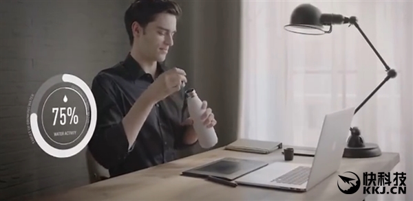 能顯示溫度的智能水杯：瓶蓋能玩一年