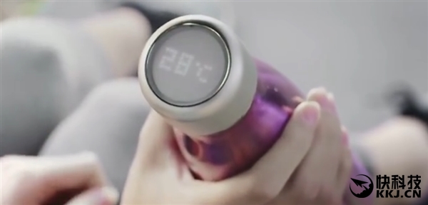 能顯示溫度的智能水杯：瓶蓋能玩一年
