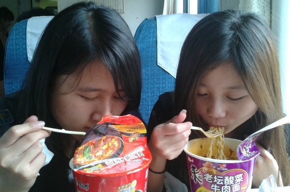 盒飯太坑!高鐵為何不賣方便面?鐵總說出真相...