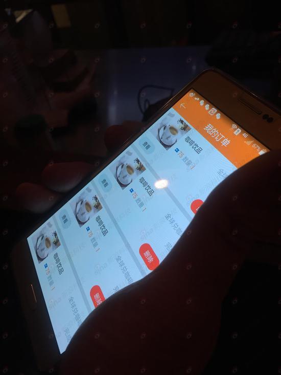 高子強老人用網絡黃金兌換券在全球兌App中成功換得一杯熱飲