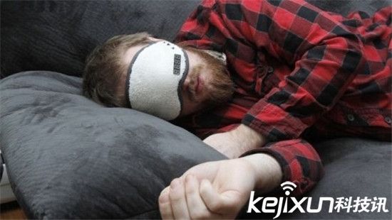 智能眼罩不僅幫助睡眠  還能提供光線治療