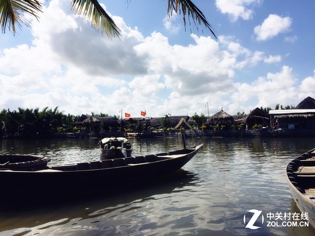 越南峴港位于越南中部沿海地區,是越南第四大城市,是可以媲美印尼里島和馬爾代夫的渡假圣地,不但有藍天碧海,還有幽情古都,年平均氣溫保持在最舒適的25.6攝氏度左右,而每年的10月――4月是其最佳的旅游季節,氣溫稍冷,春節正好在這個時間段內,所以是一個非常好的選擇。
