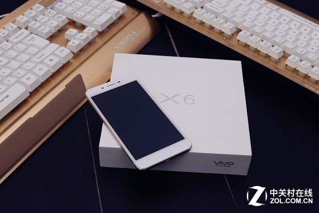 該機配備1300萬像素后置攝像頭和800萬前置攝像頭,在4G大運存的幫助下,該機將相機常駐<a href=/tags/2778-0.html target=_blank class=infotextkey>內存</a>,所以啟動僅需0.6秒,而搭載了PDAF相位對焦之后其對焦速度僅需0.1秒,并且還擁有自動追焦和防拖影技術,再加上可以采用指紋識別進行拍攝,可以說在功能上完全夠用,在便攜上則完爆單反,在效果上也非常出色,所以本文內所有照片均采用該機拍攝。 另外,值得一提的是越南似乎尚未普及4G,所以僅支持WCDMA的3G網絡,在雙卡雙待雙4G的夠快才暢快vivo X6下,有些大材小用了。不過越南當地有一種專為游客準備的無限流量卡,15萬越南盾(約45元人民幣),能用7天左右,相當劃算,十分推薦!