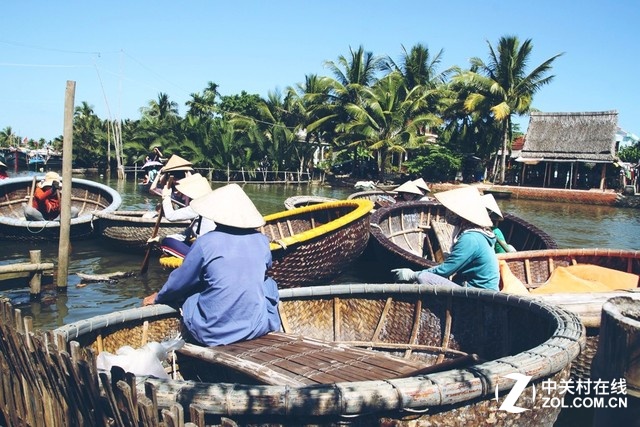 迦南島有很多圓形的船,這就是越南特色的簸箕船。在途中還有一位小哥表演船舞,大家都稱贊:船會玩。由于有了夠快才暢快vivo X6的極速抓拍和追焦技術,所以盡管拍攝物體一直在動,還是毫無壓力的拍攝清晰。