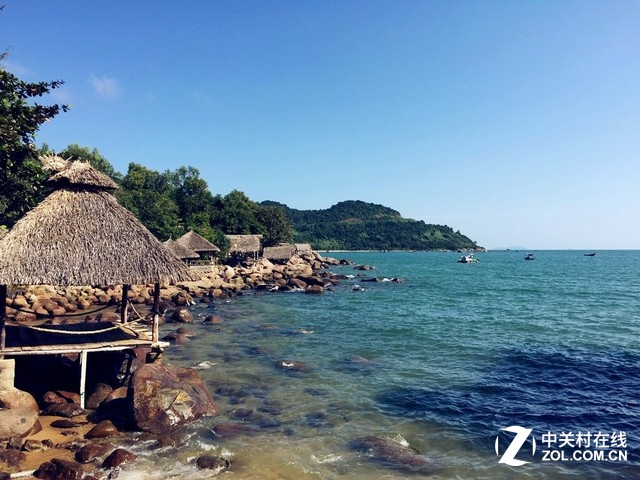 結束了會安古城之旅后，接下來是距離越南峴港市中心13公里的山茶半島。該島長15公里，最寬處5公里，最窄處1公里，最高峰696米，有原始林4370公頃。