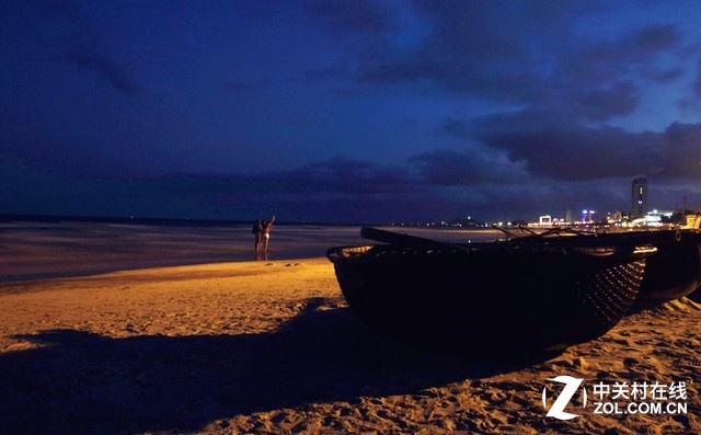 有人說，在海灘住宿如果不拍日出日落，就是白來了，所以凌晨4點（北京時間5點）我就直接趕到了海邊，只可惜云層太厚，壓根看不到日出。只能等到下午拍攝日落了，還好云層沒有再辜負我。這時夠快才暢快vivo X6發揮了應有的水平，在大光比和點光源下，仍然拍出了非常不錯的感覺。