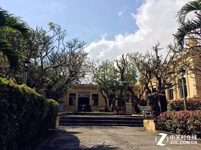 峴港大教堂之后，是越南峴港另一個必去之地――占婆博物館。越南在17世紀前分屬兩個國家：北部原來叫安南國，中南部則為占婆國，而這兩個國家都曾經為中原王朝的藩屬國，后來相繼脫離，在18世紀中葉占婆國被安南國消滅兼并了。另外值得一提的是占婆國是個母系氏族的國家，女人的地位非常的高，除了皇帝，女人就是家里的老大，可以娶幾個老公的。