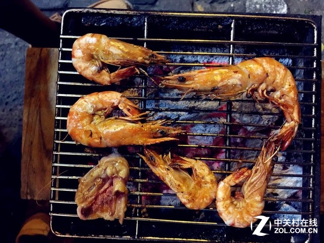 另外，對于春節期間選擇去越南峴港游玩的朋友，還有一些小建議：1、出發前一定要做好功課，例如天氣、氣溫、陰晴等；2、計劃好行程，很多不需要去的地方，不需要花的錢，盡量避免；3、導游無用，越南峴港會中文的導游不少，但會講中文和會導游是兩回事；4、沒必要帶的重型裝備，例如單反、鏡頭和筆記本，不是為了攝影去的，就別帶了，手機已經完全能夠滿足，如果有一臺夠快才暢快vivo X6，你帶單反也用不上，因為手機已經滿足你了；5、進入寺廟必須尊重習俗，長衣長褲較好；6、越南采用的是德國標準的<a href=/tags/4114-0.html target=_blank class=infotextkey>電源</a>插座，所以需要攜帶國際電源插座。最后祝大家春節快樂，旅游快樂，一定要帶上夠快才暢快vivo X6！