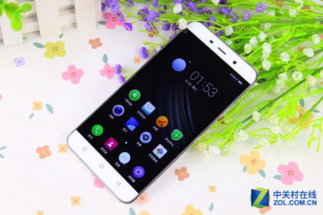 大神Note3高配版搭載了MT6753八核64位處理器,主頻1.3GHz;運行內存方面達到了3GB,大神Note3高配版配備了5.5英寸豪情屏幕,以及1300萬像素攝像頭。同時全新升級的大神Note3高配版還擁有強大的隱私安全防護能力,而該機的售價仍為899元,性價比十分突出。