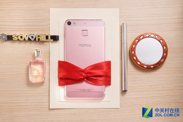 藍魔R9配備了5.2英寸1080p全貼合屏幕，搭載64位極速8核Cortex-A53處理器以及3GB+32GB超大內存，支持CorePilot多核心智能技術；提供800萬像素前置攝像頭，支持智能人臉識別、實時美顏與廣角，1300萬像素后置攝像頭，采用索尼堆棧式圖像傳感器，搭配F/2.0大光圈和5P藍玻璃鏡頭組，支持暗光拍攝。