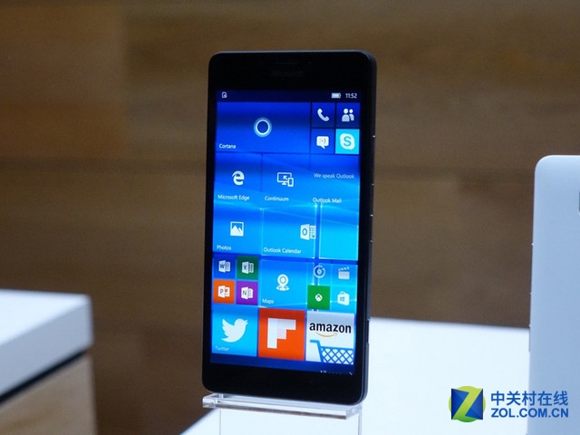 手機業務營收下降49% 拖累微軟營收 