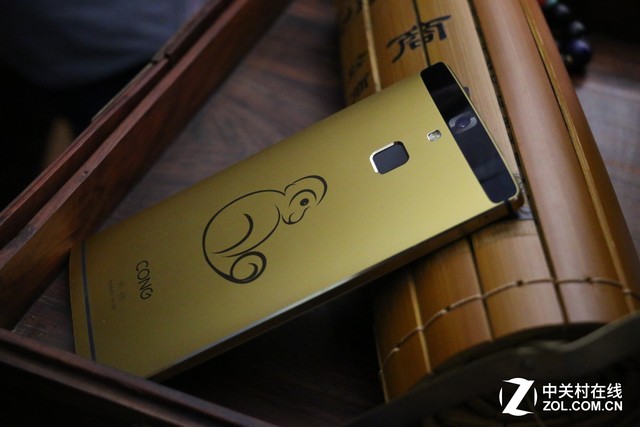售價12888元 青蔥metal 黃金版手機發(fā)布