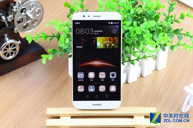 為了迎合女性用戶的需求,近期華為推出了玫瑰金配色的麥芒4。華為麥芒4采用了金屬材質的機身,還有背部指紋識別技術,整機的造型非常圓潤。此外該機依舊配備5.5寸1080p屏幕,搭載驍龍616八核處理器,有2GB/3GB(電信)+16GB/32GB(全網通)兩種內存組合,提供500萬+1300萬像素攝像頭,內置3000mAh電池,運行EMUI 3.1系統。