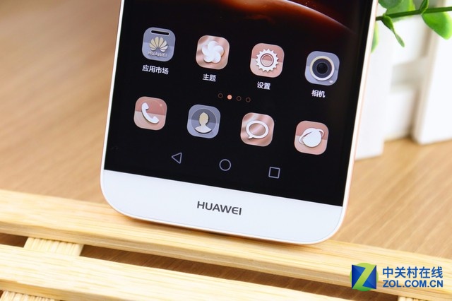 為了迎合女性用戶的需求,近期華為推出了玫瑰金配色的麥芒4。華為麥芒4采用了金屬材質的機身,還有背部指紋識別技術,整機的造型非常圓潤。此外該機依舊配備5.5寸1080p屏幕,搭載驍龍616八核處理器,有2GB/3GB(電信)+16GB/32GB(全網通)兩種內存組合,提供500萬+1300萬像素攝像頭,內置3000mAh電池,運行EMUI 3.1系統。