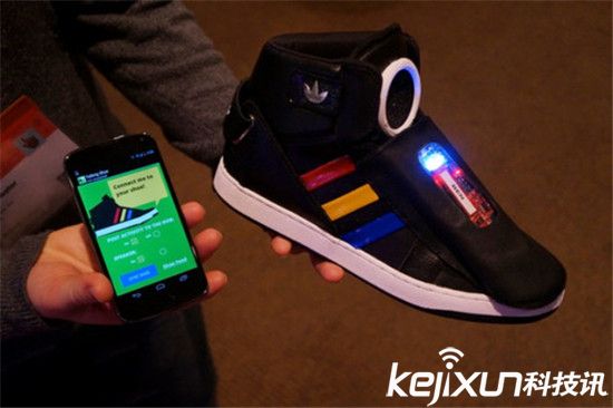 智能鞋子搶風(fēng)頭：不僅能說話還能給<a href=/mobile/ target=_blank class=infotextkey>手機(jī)</a>充電！