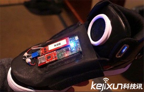 智能鞋子搶風(fēng)頭:不僅能說(shuō)話還能給手機(jī)充電!