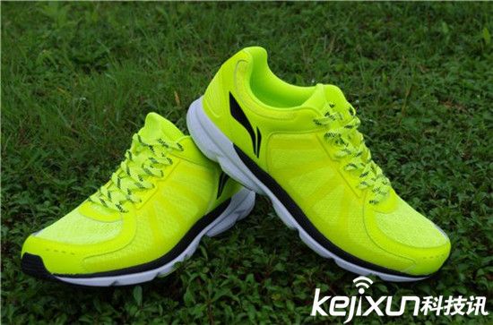 智能鞋子搶風頭:不僅能說話還能給手機充電!