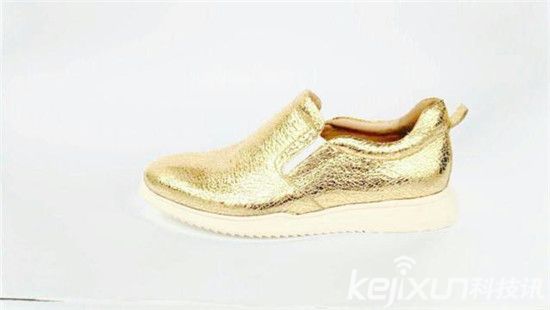 智能鞋子搶風頭:不僅能說話還能給手機充電!