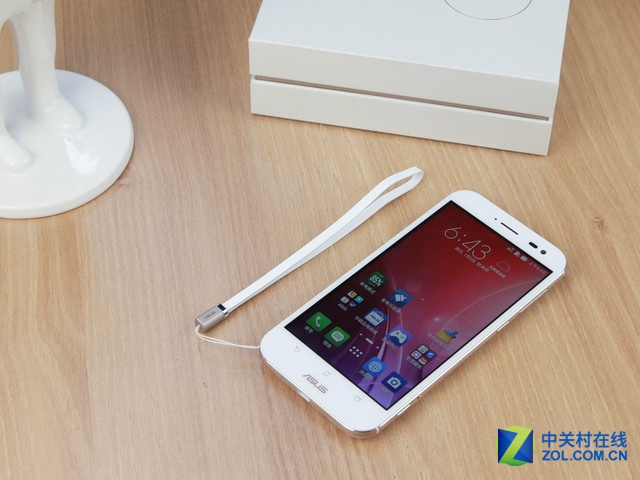 最薄光學(xué)變焦 白色華碩ZenFone Zoom賞析