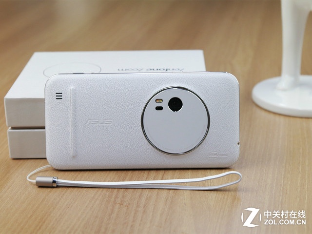 最薄光學變焦 白色華碩ZenFone Zoom賞析