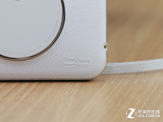 最薄光學變焦 白色華碩ZenFone Zoom賞析