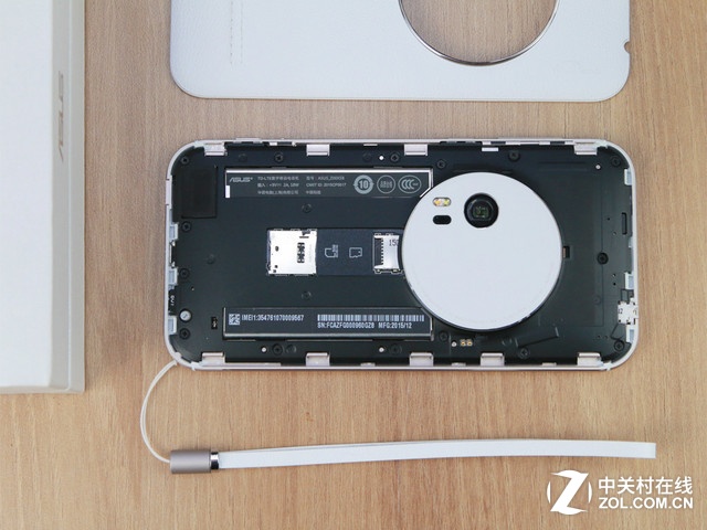 最薄光學變焦 白色華碩ZenFone Zoom賞析